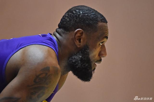张宇辰关键时刻三分球命中，重现经典瞬间