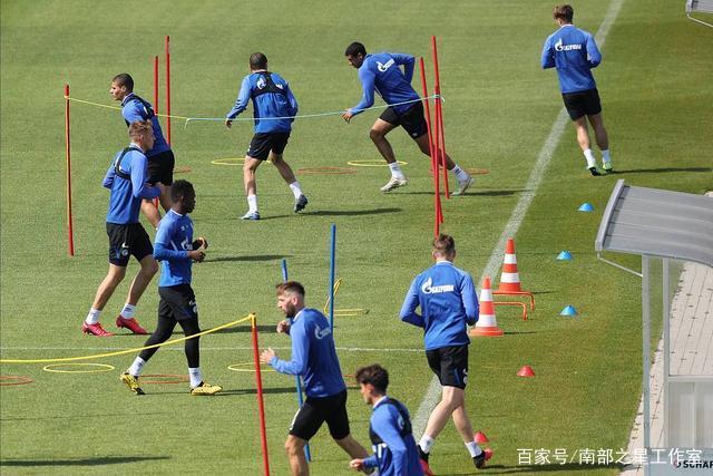曼联左后卫困境加剧，冬季转会无补强引发担忧